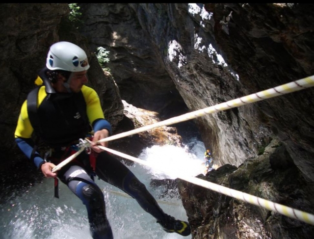Rapel a gran altura en el barranco